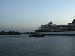 Rostock: Es fhrt ins Bild die MS  Discovery , die im Juli 2008 in Rostock Station gemacht hat.